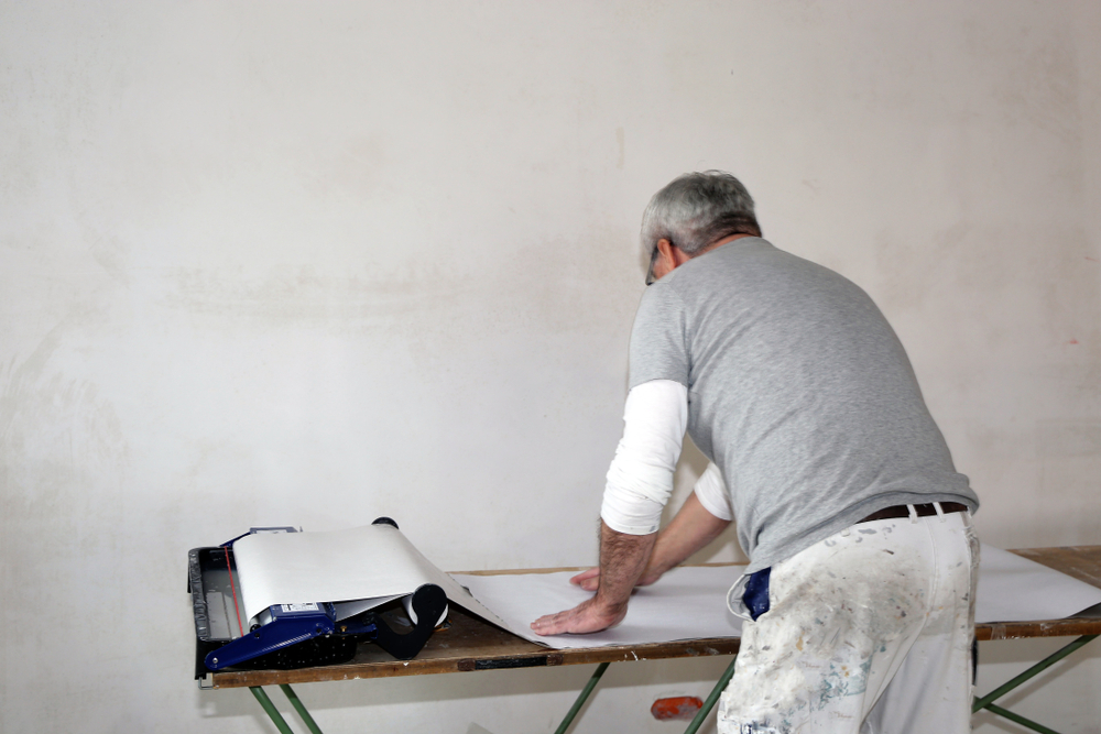 Renovlies aanbrengen in Helmond. Ontdek de materialen en beste techniek om te behangen met renovlies behang.